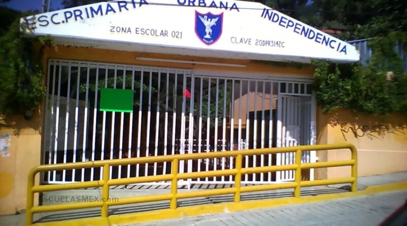 #NoHayMoral Sorprenden a profesores teniendo sexo en el baño de niñas #SantaRosa #Oaxaca